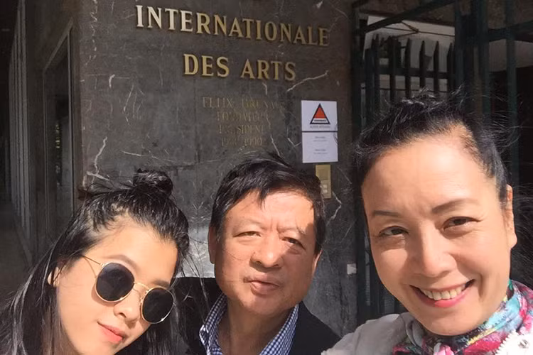 Nhiều sao Việt đưa con đi khai giảng năm học mới 2017-2018 vào sáng 5/9. Trong ảnh, con gái út của diễn viên Chiều Xuân - nhạc sĩ Đỗ Hồng Quân vui vẻ bên bố mẹ trong ngày khai giảng.