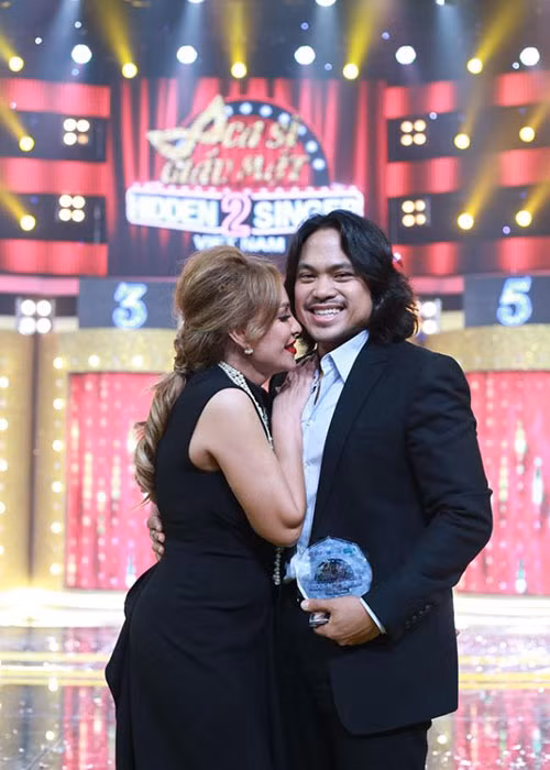 Thanh Hà và bạn trai kém tuổi luôn dành cho nhau những cử chỉ tình tứ khiến nhiều người ghen tỵ. Ảnh: Đời sống pháp luật