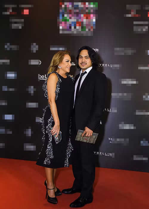 Hình ảnh Thanh Hà sánh đôi tình tứ bên bạn trai kém tuổi trên thảm đỏ. Ảnh: FBNV