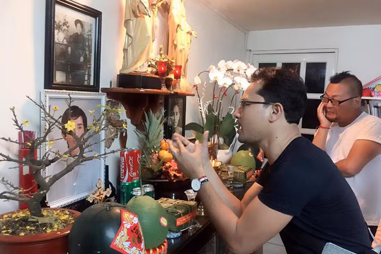 Dịp Tết 2017, vợ chồng Ái Châu - Huỳnh Đông từng đến nhà riêng của Minh Thuận để thắp hương tưởng nhớ anh. Ái Châu và Huỳnh Đông không chỉ là đồng nghiệp mà còn những người học trò thân thiết của Minh Thuận. Cả hai gọi Minh Thuận là “thầy”.