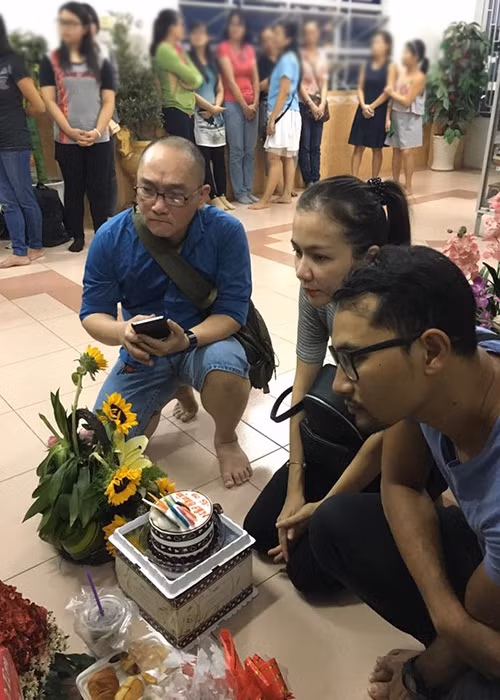 Mới đây trên trang cá nhân, Ái Châu (trong ảnh) chia sẻ loạt ảnh cùng chồng Huỳnh Đông, diễn viên Vân Trang và một số bạn bè đến thăm phần mộ của cố nghệ sĩ Minh Thuận để tưởng nhớ anh.