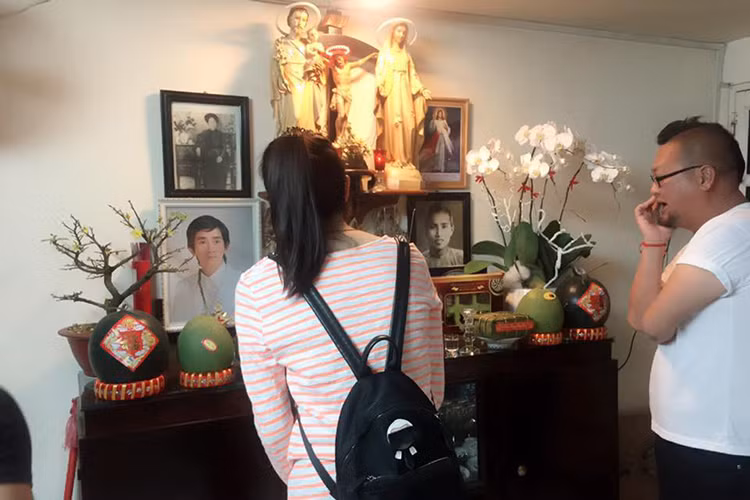 Ái Châu viết: “Ngày này năm kia còn đứng xếp hàng rồng rắn chờ được sư phụ lì xì. Năm nay tụi con chỉ gặp được sư phụ như vậy thôi. Nhớ quá”.