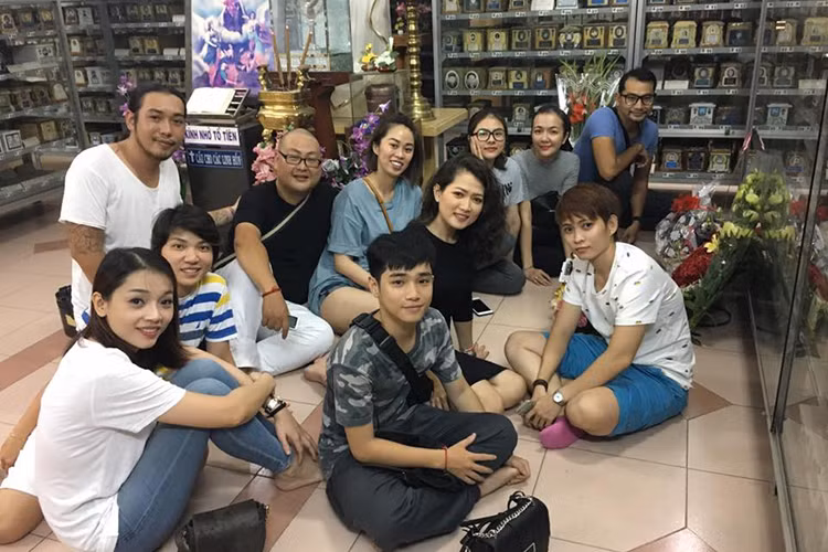 “Hôm nay giáp năm sư phụ. Đáng lẽ là ngày mai, nhưng hôm nay anh chị em tụi con mới được đông đủ đến thăm sư phụ. Ấm lòng sư phụ ha”, Ái Châu chia sẻ.