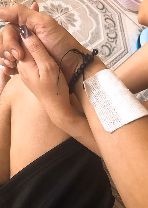 Hình ảnh Đông Hùng và bạn gái nắm tay nhau. Gần đây, bàn tay anh bị thương vì xảy ra xô xát với các chủ nợ của mẹ.