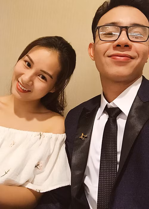 Trước đó, trong cuộc phỏng vấn với Zing, Đông Hùng chia sẻ rằng hai năm nữa, anh phải trả hết số nợ của mẹ để cưới bạn gái.