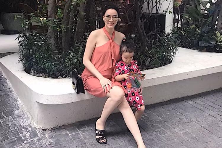 Trang Nhung đưa con gái đầu lòng đi chơi. Hiện tại, nữ diễn viên mang thai lần thứ 2.