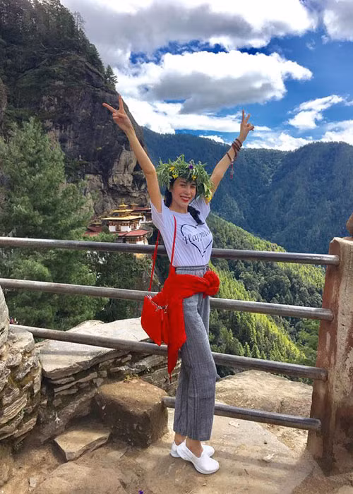 Thủy Tiên rạng rỡ dù vừa leo núi 14 km trong chuyến du lịch Bhutan cùng hội bạn thân.