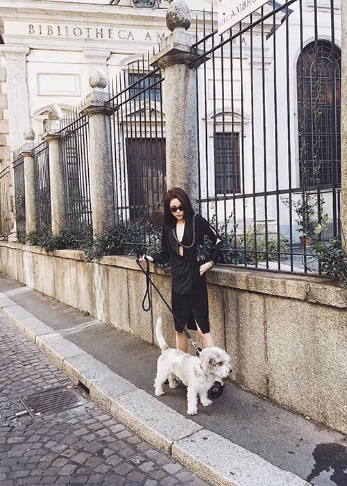 Hoa hậu Kỳ Duyên kiêu kì dắt cún đi dạo phố vào buổi sáng ở Milan là một trong những tin tức sao Việt trong ngày 23/9.