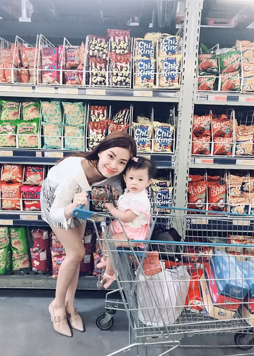 Á hậu Diễm Trang đưa con trai đầu lòng đi siêu thị. Sau khi lập gia đình, người đẹp quyết định rút khỏi showbiz.