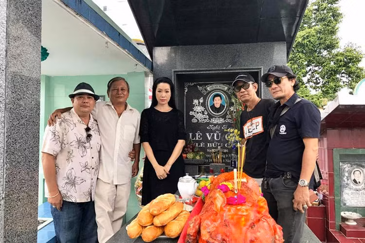 Diễn viên Trịnh Kim Chi cùng các nghệ sĩ đến thăm mộ diễn viên Lê Vũ Cầu vào ngày giỗ.
