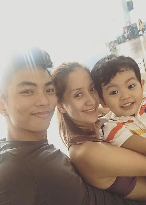 Cuối tuần, vợ chồng Khánh Thi - Phan Hiển tập nhảy cùng con trai Kubi.