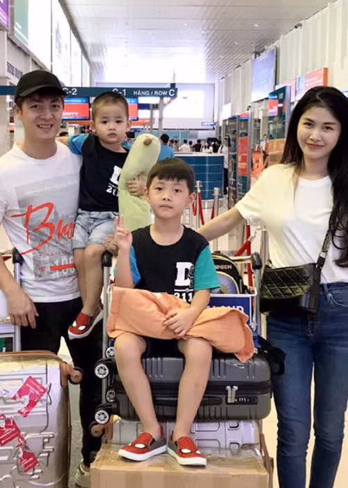 Vợ chồng Đăng Khôi đưa các con nhỏ về thăm quê.