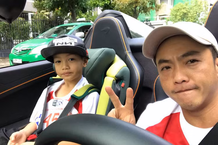 Cường Đô-la đưa con trai Subeo đến tham gia cuộc thi chạy bộ.