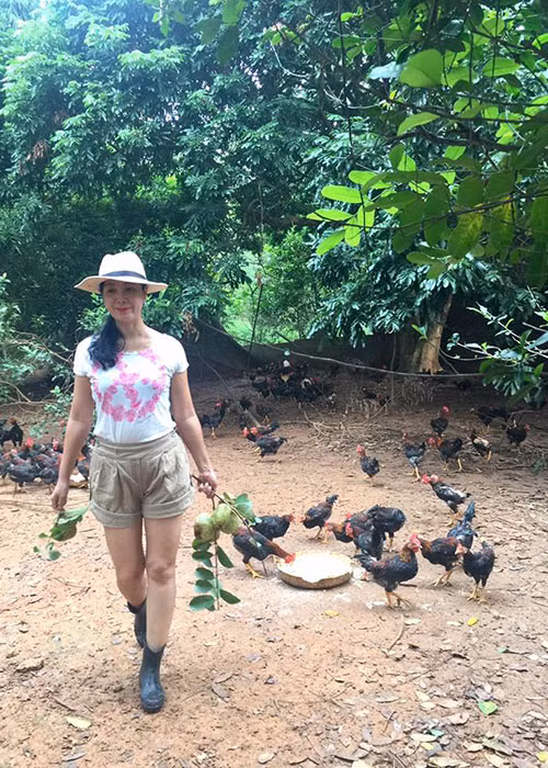 Vợ chồng Chiều Xuân tự tay chăm sóc khu vườn nhỏ của mình.