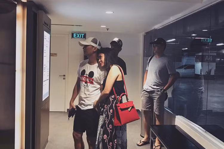 MC Thành Trung tận hưởng cuối tuần bình yên bên bà xã Ngọc Hương.