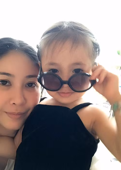 Hà Kiều Anh tiết lộ con gái điệu đà, đi đâu cũng đòi mặc đẹp mới chịu.