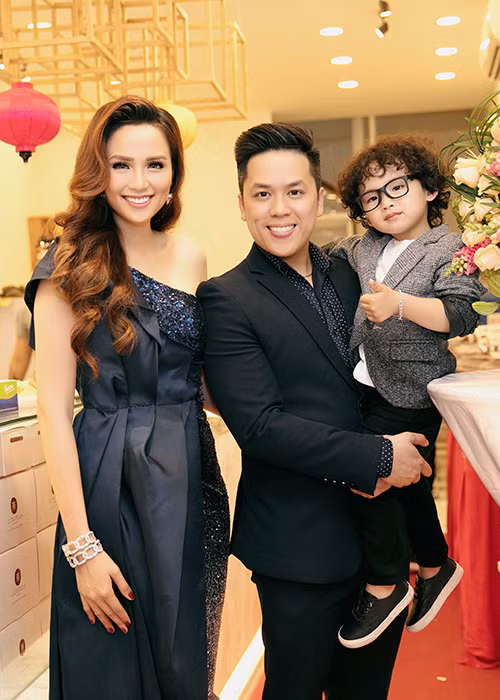 Hình ảnh bé Noah được bố bồng trên tay. Cậu nhóc được khen ngợi ngày càng kháu khỉnh, dễ thương.