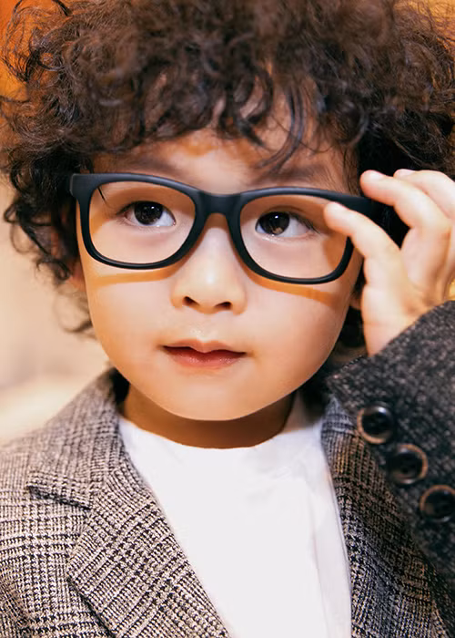 Con trai Hoa hau Diem Huong banh bao ben bo me