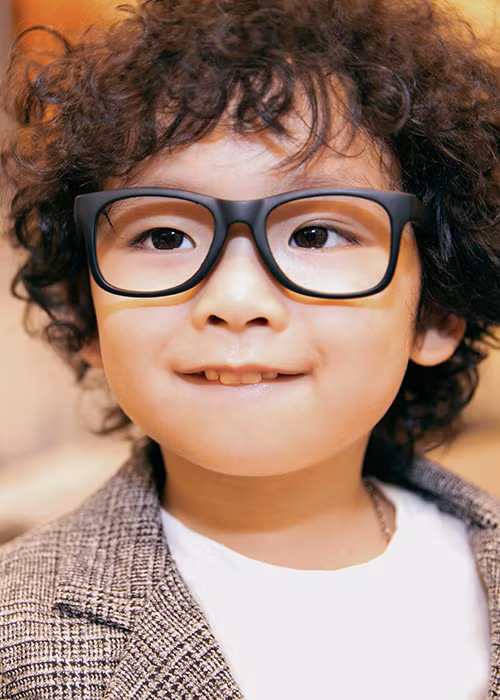 Xuất hiện tại buổi khai trương, con trai Diễm Hương gây chú ý khi được bố mẹ cho ăn diện bảnh bao.