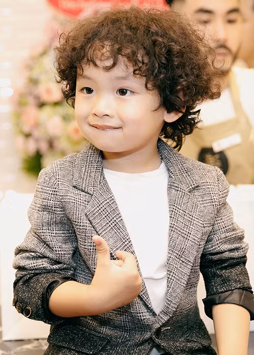 Bé Noah đáng yêu với mái tóc xoăn ngộ nghĩnh. Ngay từ khi chào đời, cậu nhóc đã sở hữu nước da trắng trẻo, đôi mắt tròn đen láy.