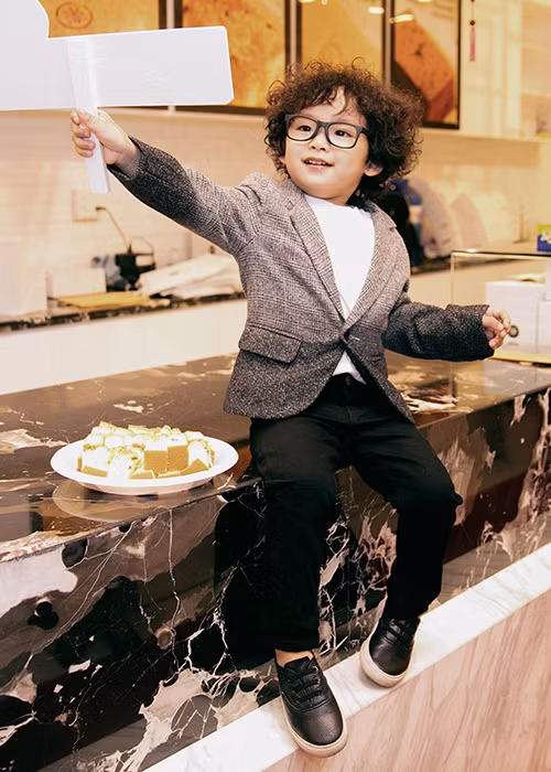 Bé Noah sinh ra ở Mỹ và mang quốc tịch Mỹ. Cách đây không lâu, Diễm Hương đã mua nhà ở xứ cờ hoa cho con trai.