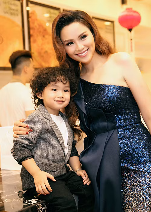 Diễm Hương không thường khoe, ca tụng chồng nên từng có thời gian cô vướng nghi vấn hôn nhân gặp trục trặc. Về phía người đẹp, cô bày tỏ không quan tâm đến những đồn đoán.