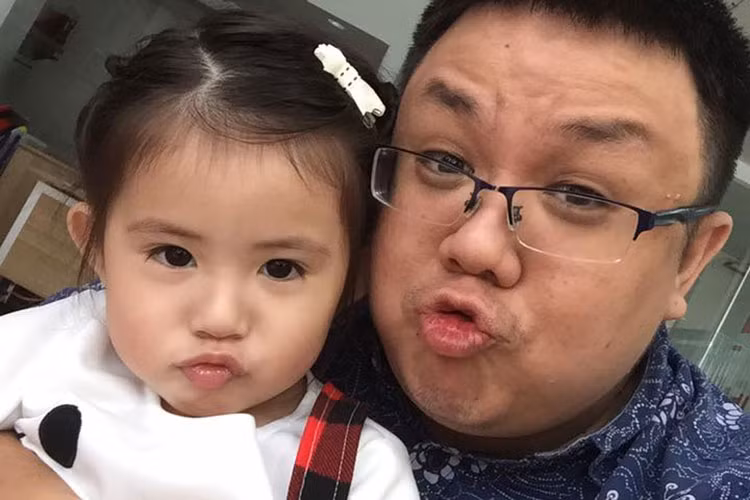 Diễn viên Gia Bảo tìm được niềm vui khi chơi đùa cùng cô con gái.