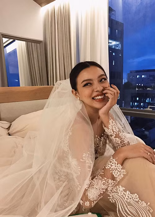 Quán quân The Face 2017 Tú Hảo mặc váy cưới.