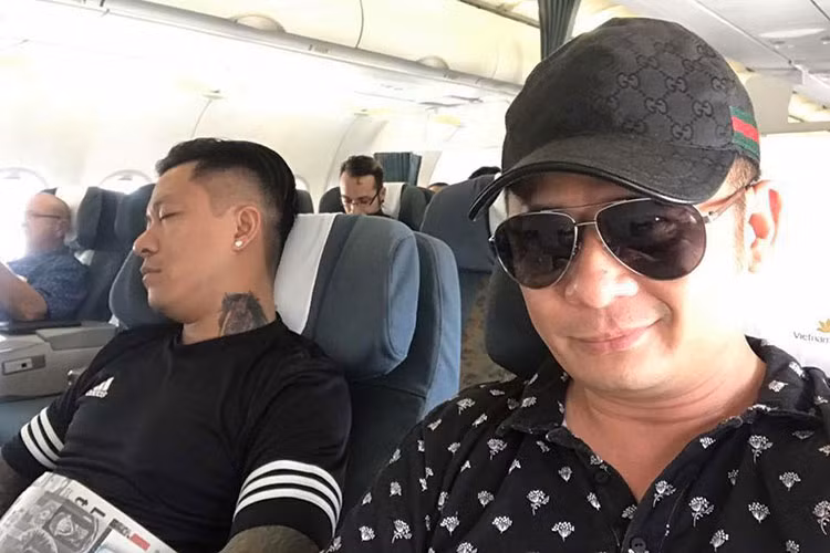 Bằng Kiều chia sẻ hình ảnh dìm hàng Tuấn Hưng khi cùng đi trên một chuyến bay.