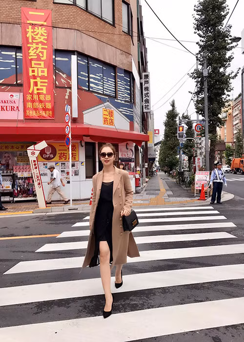 Jennifer Phạm trẻ trung, sành điệu trên đường phố Nhật Bản.