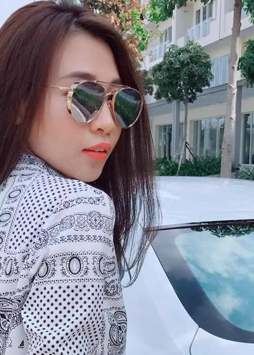 Đàm Thu Trang đăng status “thả thính”: “Hãy để ta trưởng thành hơn sau những lần ngược gió được không?”.