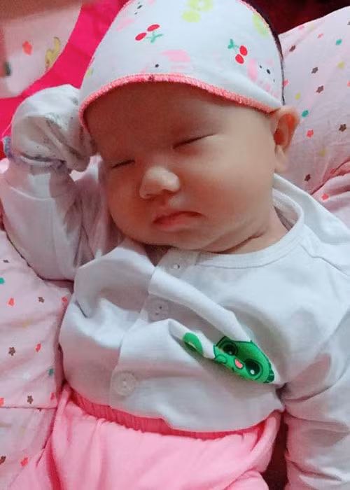 Đào Hoàng Yến khoe con gái sắp tròn 1 tháng tuổi. “Em đang ngủ mà cũng phải tính toán ý. Nghĩ xem hôm đầy tháng mình chắc là vui lắm đây. Ngắm con mà bao nỗi đau tan biến hết”, nữ diễn viên chia sẻ.