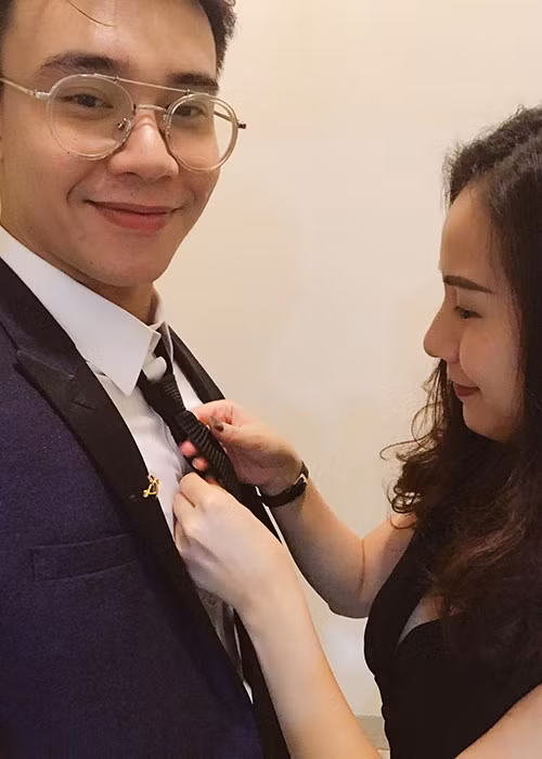 Đông Hùng không giấu được niềm hạnh phúc khi được bạn gái xinh đẹp “nâng khăn sửa túi”.