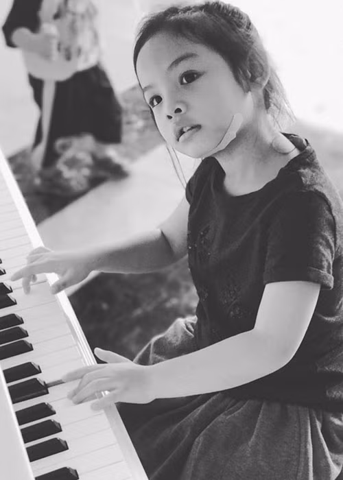 Con gái Phạm Quỳnh Anh - Quang Huy say sưa tập đánh đàn piano. Gần đây, cô nhóc không may bị ngã, rách sâu dưới cằm.