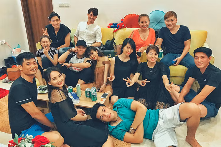 Bảo Thanh được bạn bè đến chúc mừng khi đoạt giải thưởng tại VTV Awards 2017.