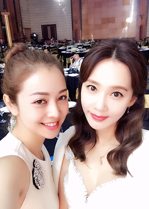 Jennifer Phạm đọ sắc cùng Hoa hậu, diễn viên Oh Hyun Kyung tại sự kiện.