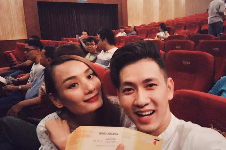 Đỗ An đưa Lê Thúy đi xem kịch. “Lâu rồi mới dẫn bồ đi xem kịch. Mà kịch cười không nhịn được từ đầu đến cuối”, anh viết.