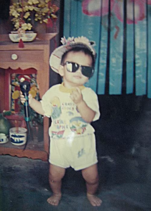 Nam ca sĩ sinh năm 1993 từng khoe ảnh hồi thơ ấu trên trang cá nhân.