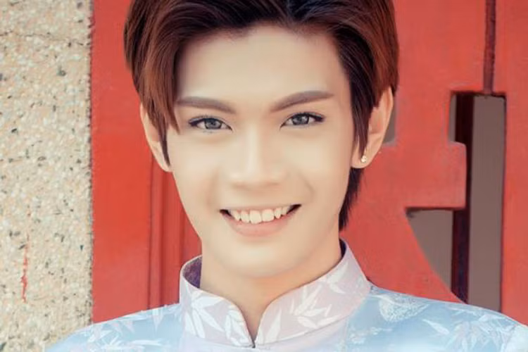 Nam ca sĩ thường xuyên trang điểm kỹ lưỡng, diện trang phục unisex và tạo dáng khá e lệ mỗi khi chụp ảnh.