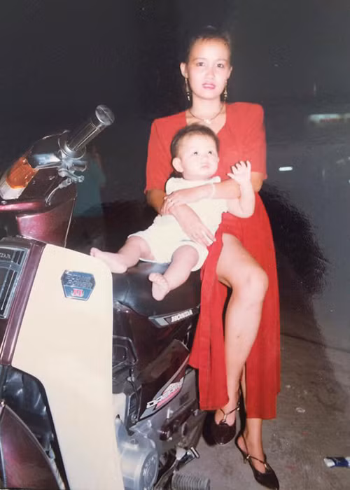 Đào Bá Lộc từng tung MV "Mẹ đừng lo nhé" như lời yêu thương gửi đến mẹ của anh.