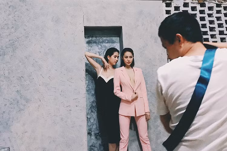 Linh Chi - Ngọc Trinh (trái) miệt mài chụp bộ ảnh chung. “Trinh cứ việc tạo dáng cả thế giới cứ để Chi”, Linh Chi chia sẻ.