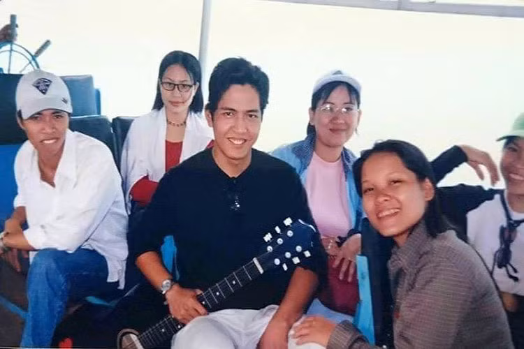 Đạo diễn Đức Thịnh (cầm đàn) tự nhận là soái ca, đầy chất nghệ sĩ khi khoe ảnh hồi là sinh viên năm nhất khoa đạo diễn sân khấu.