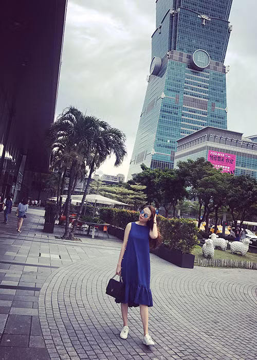 Đàm Thu Trang chia sẻ: “Nếu không nói được lời hay ý đẹp... thì tốt nhất là nên im lặng và mỉm cười... được như vậy thì tốt biết mấy”.