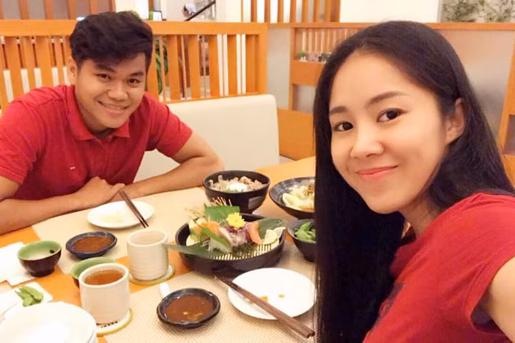 Lê Phương tranh thủ được nghỉ quay vài tiếng đồng hồ để đi ăn tối cùng người đàn ông của đời mình.