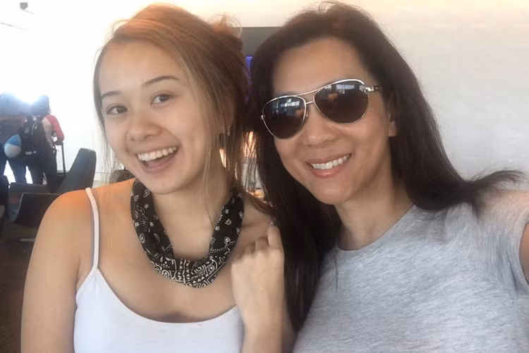 MC Kỳ Duyên đưa con gái Yenli sang Anh quốc nhập học.