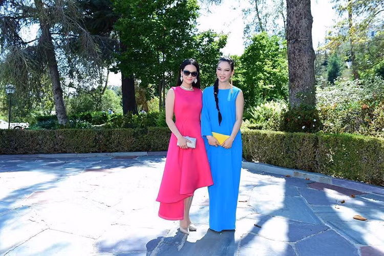 Chia sẻ hình ảnh bên con gái Cẩm Ly, Thủy Hương tỏ ra rất tự hào về con gái xinh đẹp, cao hơn cả mẹ. Ảnh: Facebook Thủy Hương