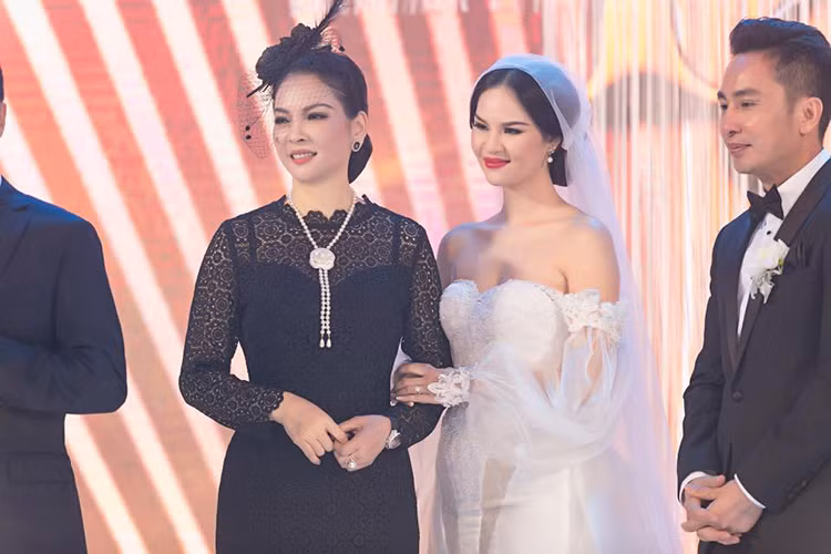 Mới đây, trên trang cá nhân, Hoa hậu Hà Kiều Anh bất ngờ hé lộ hình ảnh con gái Thủy Hương trong đám cưới. Ảnh: Facebook Hà Kiều Anh