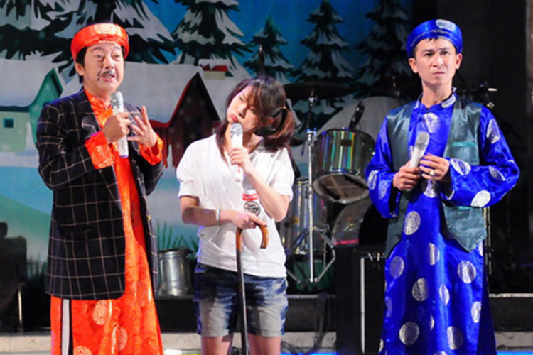 Khánh Nam chính là người thành lập nhóm hài kịch Khánh Nam vào năm 2003. Nhóm hài kịch nhanh chóng gây chú ý với loạt vở diễn do nam nghệ sĩ dàn dựng và biểu diễn: "Liên khúc 3 thời đại", "Vụ án con cu đất", "Lô cốt ơi lô cốt”...Ảnh: Infonet