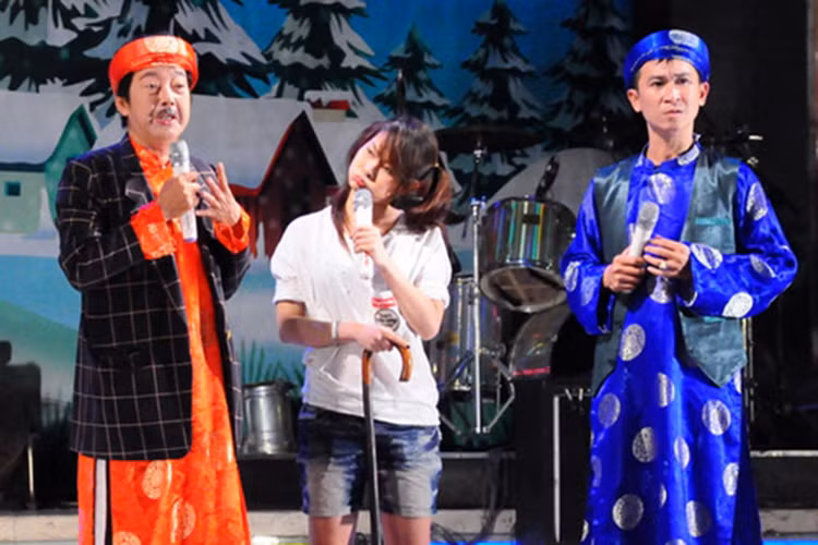 Khánh Nam chính là người thành lập nhóm hài kịch Khánh Nam vào năm 2003. Nhóm hài kịch nhanh chóng gây chú ý với loạt vở diễn do nam nghệ sĩ dàn dựng và biểu diễn: "Liên khúc 3 thời đại", "Vụ án con cu đất", "Lô cốt ơi lô cốt”...Ảnh: Infonet