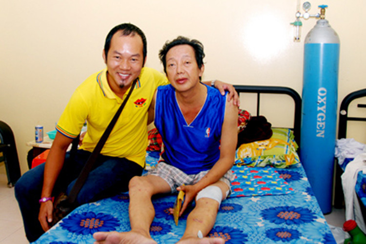 Năm 2012, sau một đêm diễn, Khánh Nam gặp tai nạn giao thông, bị bể xương chậu, gãy chân trái. Để giúp đỡ Khánh Nam cũng như những nghệ sĩ có hoàn cảnh riêng rất khó khăn, Hoài Linh cùng Chí Tài, Tấn Beo, Cát Phượng làm show hài gây quỹ. Ảnh: Một thế giới